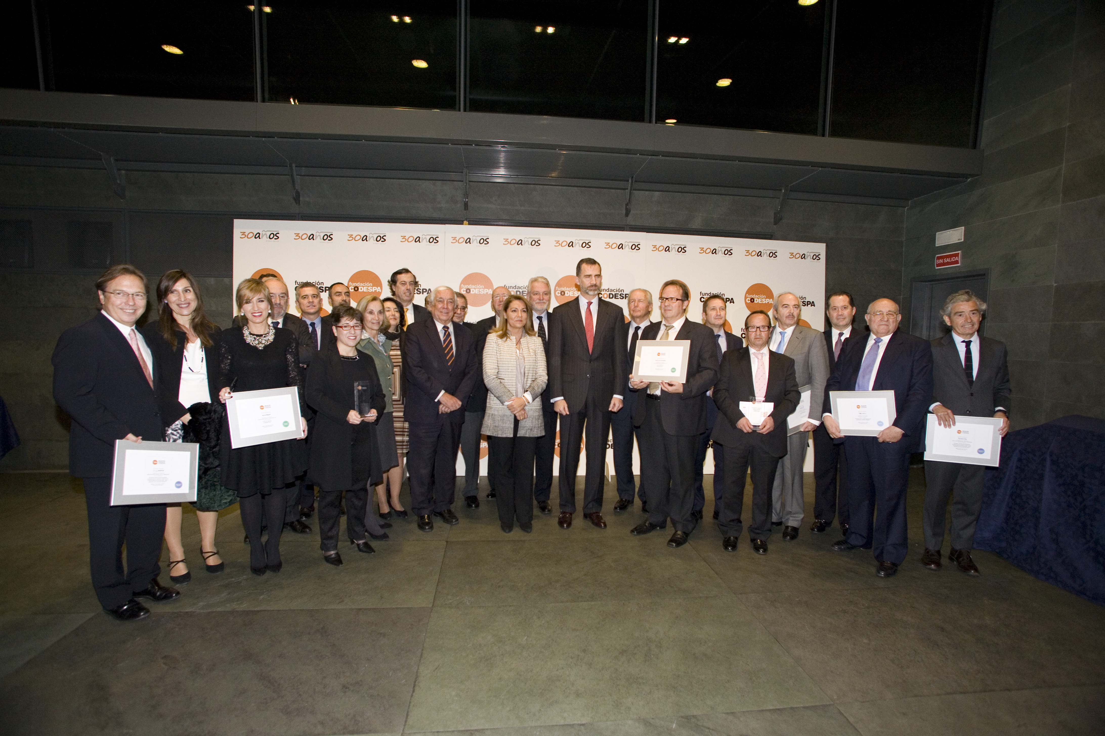 Núria Vilanova en la entrega de la XVIII edición de los premios CODESPA junto S.M. el Rey Felipe VI, componentes del jurado y premiados