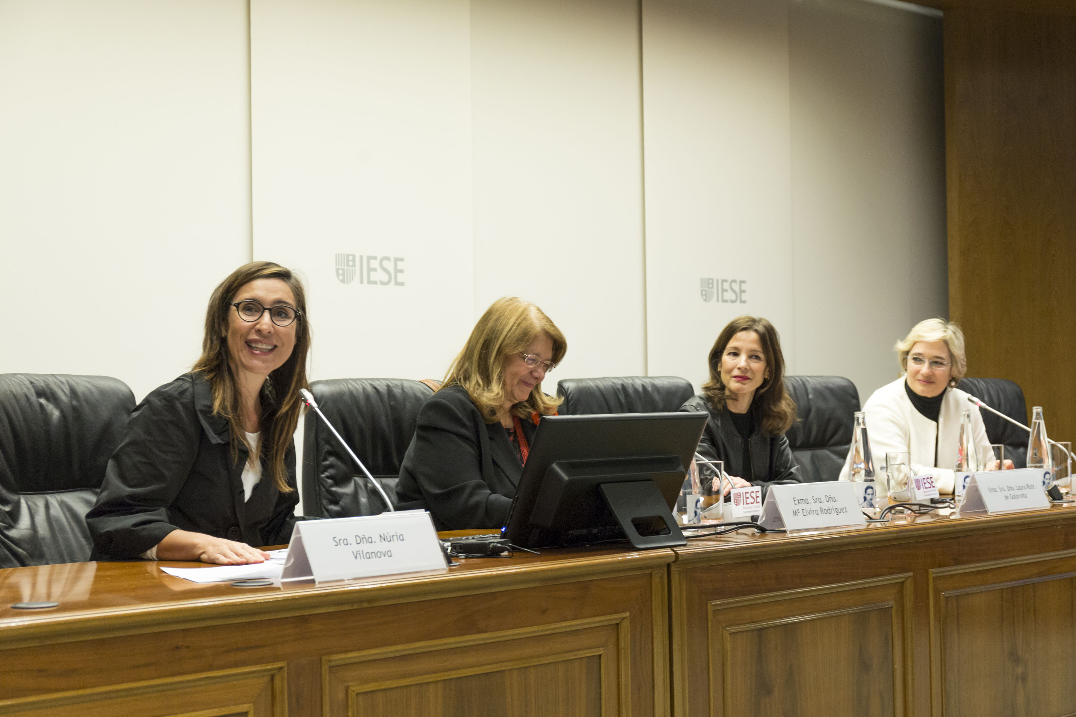 Núria Vilanova, presidenta de ATREVIA y copresidenta del Foro del Buen Gobierno y Accionariado; Elvira Rodríguez, presidenta de la Comisión Nacional del Mercado de Valores (CNMV); Laura Ruiz de Galarreta, directora general de la Mujer de la Comunidad de Madrid y Nuria Chinchilla, profesora de la Escuela de Negocios IESE.
