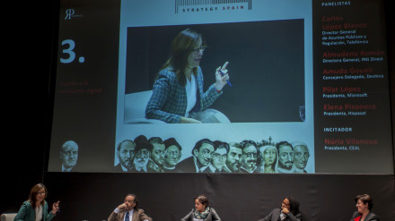 Núria Vilanova moderates the table debate on Digital Economy in #StrategySeries2016