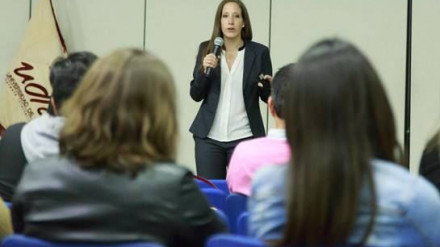 Carmen Sánchez-Laulhé aborda las Tendencias de la Comunicación ante jóvenes de la UDLA en Quito