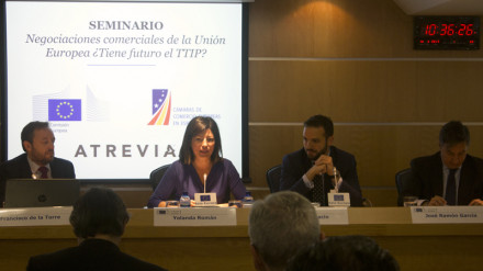 Yolanda Román, directora de Asuntos Públicos de ATREVIA, modera la mesa política sobre el futuro del TTIP