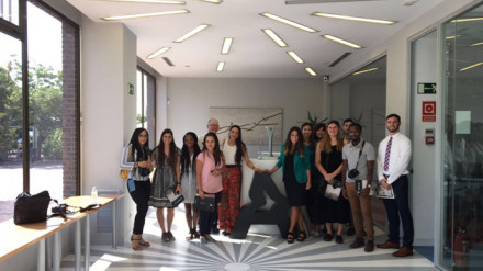 Alumnos de la Texas State University visitan la oficina de ATREVIA Madrid