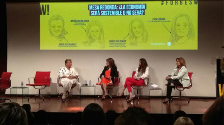 Asun Soriano modera la mesa sobre economía sostenible en el Forbes Summit Women
