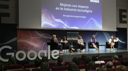 Asun Soriano modera la mesa sobre mujeres con impacto en la industria tecnológica en el evento de Google y ESADE