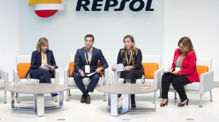 Asun Soriano modera la mesa sobre la Comunicación en la Empresa Familiar durante el Congreso CEAPI