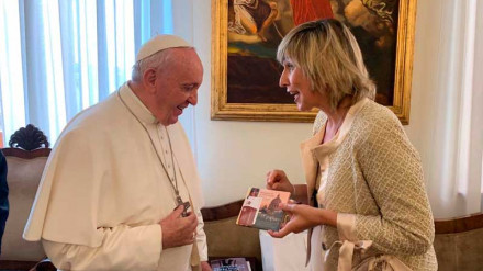 Núria Vilanova recibida por el Papa Francisco junto con la Fundación HispanoJudia