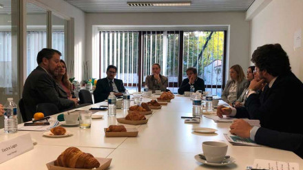 Manuel Mostaza analiza en las oficinas de ATREVIA Bruselas las perspectivas electorales ante el 10N