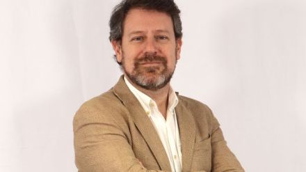 Manuel Mostaza, en La Razón: «Ayuso comunica de una manera espontánea y juvenil»