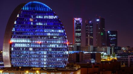 La CNMC aprueba con condiciones la OPA de BBVA sobre Banco Sabadell