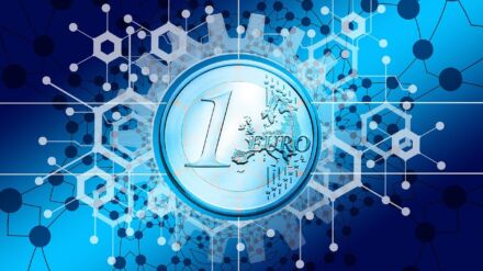 La inflación cae al 1,7% en la eurozona, por debajo del objetivo del BCE, que mantiene tipos y pide avanzar en el euro digital